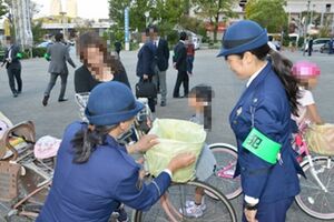 カバーを取りつける活動を行う大阪府警