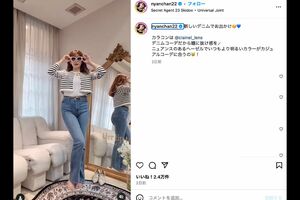 プロデュースした美脚デニムを紹介する小嶋陽菜(公式Instagramより)