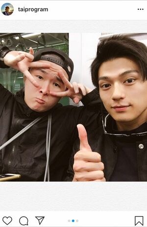 電車内での草野大成と新田真剣佑（インスタグラムより）