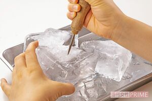 大きな容器を使い、白い部分はアイスピックで砕いて取り除くとおいしい氷に。画像：ニチレイフーズ「ほほえみごはん」【氷博士の氷Q＆A】