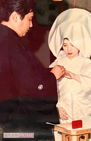 1987年の結婚式は生中継され、平均視聴率40.1％という高視聴率をたたき出した