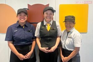 左から孫のすみれさん、娘の友美さん、山崎りつ子さん。すみれさんはバリスタ、友美さんはカフェマネージャーを務めている　撮影／矢島泰輔