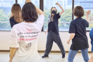 月1回行っているダレデモダンスのワークショップには、30代から80代まで幅広い年代の参加者が集まる。次回開催日は4月27日（日）。詳しくはダレデモダンス公式ホームページへ。http://www.daredemodance.or.jp/