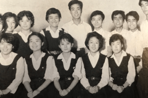 高校時代の演劇部のメンバーとの記念写真（前列右から2番目）