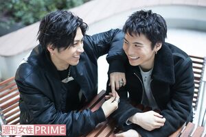 写真左から井澤勇貴、宮崎秋人　撮影／廣瀬靖士　ヘアメイク／Emiy　撮影協力／日本土地建物・京橋エドグラン　