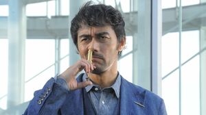 阿部寛、渾身の「鼻栓外し」の決めポーズ　(c)NHK