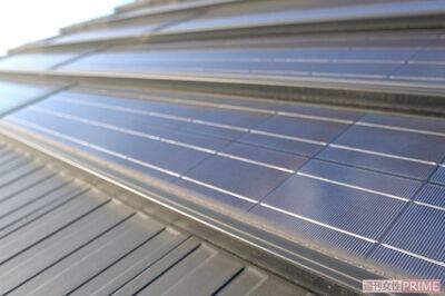 屋根に取り付けられた太陽光発電のソーラーパネル(太朗さん提供)