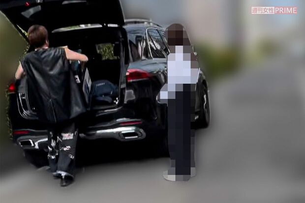 8月上旬、男児の母親と車に荷物を詰め込む『Da-iCE』花村想太