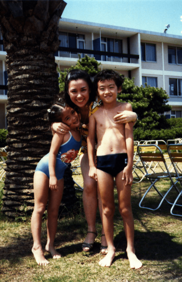 '81年に離婚し、芸能界に復帰する。'82年の写真だが、親子仲のよさそうな雰囲気が伝わってくる