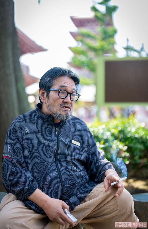 浅草寺横の喫煙所にて。（撮影／佐藤靖彦）