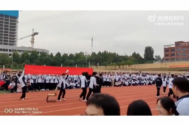 安倍さん役の生徒は抱えられながら退場（Weiboより）