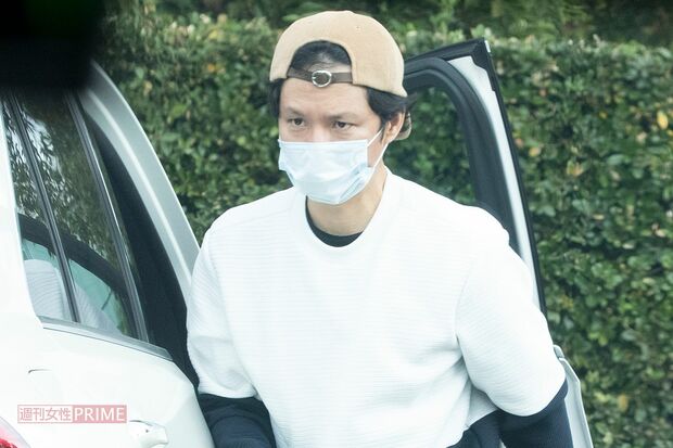 20年11月、子どもの送迎をする渡部建