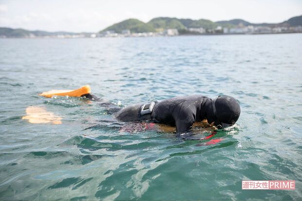 「アワビとサザエが今日の狙いです」と言って、8キロのウエイトをつけて水中に潜る晶さん。