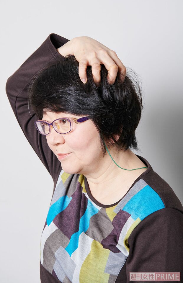 （3）“熊手の手”で頭皮をなぞり上げる（撮影／山田智絵）