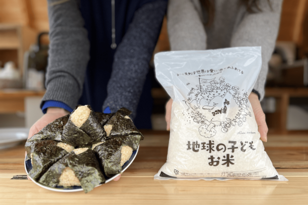 おむすびが7個売れると子どもたちに1・5kgのお米が配られるというプロジェクトも開催