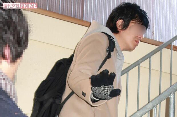 問いかけに対し、手で制しながら稽古場への階段を上っていくコウ氏