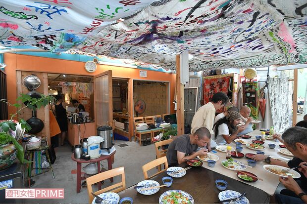 カラフルな外観のココルーム。中に入ると、釜芸の参加者たちが書いた書道が天井いっぱいに飾られていた