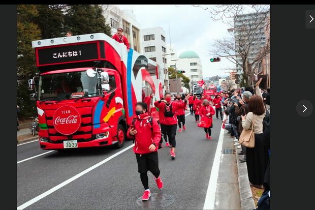 聖火リレーと共に全国を回るキャラバン隊。車上にはノーマスクのDJが（インターネットより）
