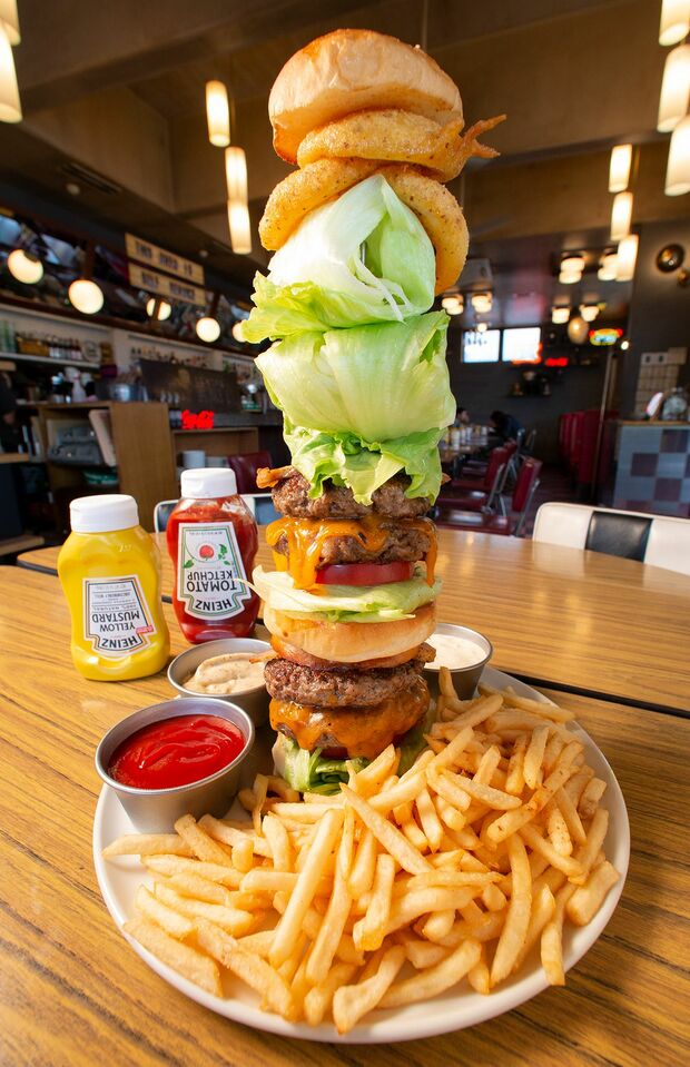 『デモデダイナー福生店』の福生2ポンドビッグタワーバーガー　撮影／齋藤周造