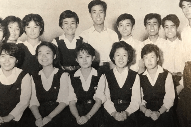 高校時代の演劇部のメンバーとの記念写真（前列右から2番目）