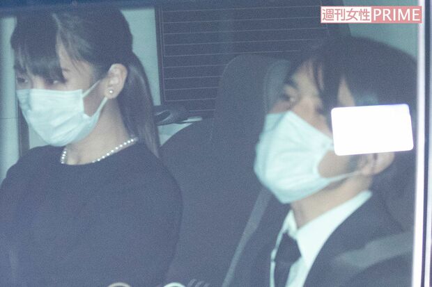 11月6日、川嶋辰彦さんの自宅で行われた家族葬を終えた小室眞子さんと圭さん