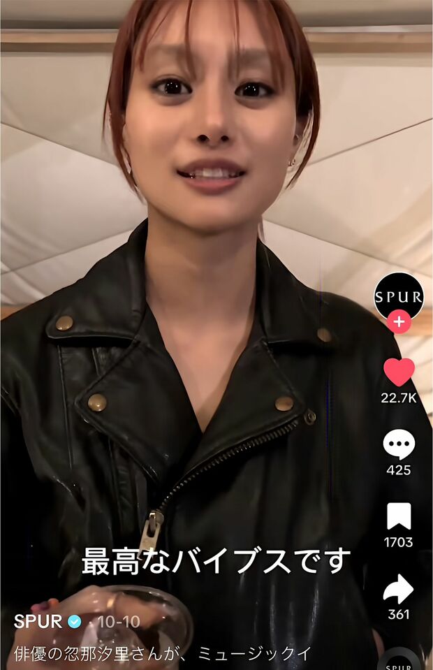 ミュージックイベントでのインタビューでは、「最高なバイブス」とコメント（TikTokより）