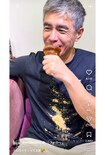 「面白いより心配がかつ」クロワッサンを頬張りながらパンくずまみれになる伊藤英明(本人のインスタグラムより)