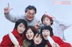 若いころの家族写真はいかにも賑やか。前列左から2番目が美和子さん(佐々木さん提供)