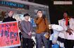 11月2日、デニズさん(左)とベヘザドさん(左から2人目)はアルタ前の集会で入管での実態を訴えた