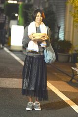 オフでは表情も歩き方も違う　(c)テレビ朝日