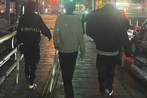 1月23日、永瀬廉がInstagramに投稿した写真を拡大したもの。アイコスらしきものを持って歩いている