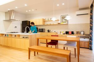 リビングと和室の仕切りを取り払い、3LDKを2LDKにリフォーム。「見せる収納」にこだわり、自然とモノの量を制限する仕組みに