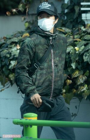 スポーティーな格好で娘の発表会へと急ぐ井ノ原快彦