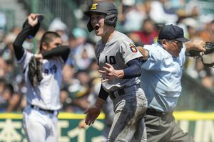 「高野第10日」広陵―慶応　広陵―慶応　タイブレークの10回表慶応2死満塁、延末の適時打で生還した二走丸田。左奥は広陵の投手高尾＝甲子園　写真／共同通信