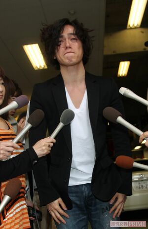 囲み会見で泣きじゃくりながら“2股騒動”を謝罪した塩谷瞬