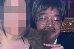 六本木のシーシャバーで撮影された安茂氏（お店のインスタグラムより）