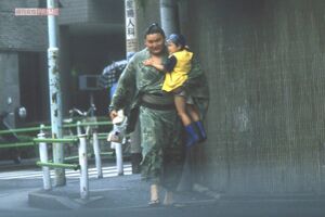 5歳の優一にメロメロだった貴乃花。抱っこ姿も様になって(2000年6月)