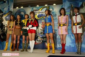 ガンダムコスプレファションショーに参加した釈由美子（2002）