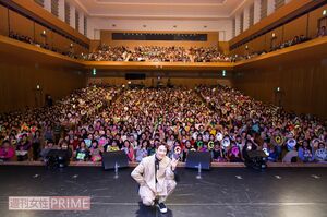 会場いっぱいに集まったファンと記念撮影。6人の超新星と再会できる日までもう少し