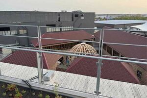 大阪・関西万博のネパール館。外装は立派だが、木材が剥き出しになったままで工事が停止している(Xより)