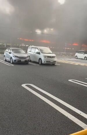 パチンコ店「マルハン厚木北店」駐車場が大火事に（ツイッターより）