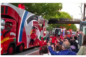 聖火リレーと共に全国を回るキャラバン隊とパフォーマー（インターネットより）