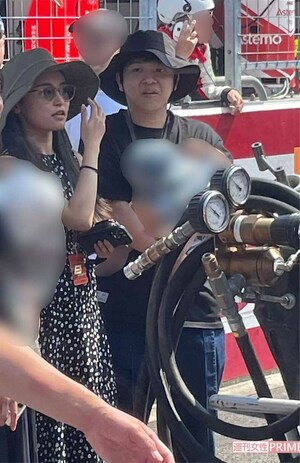 2024年8月、一家3人でレーシング観戦。小島瑠璃子と赤ちゃんを抱く夫の北村功太さん