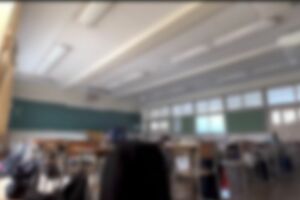 中央列前側の荷物を漁る窃盗犯 3/8