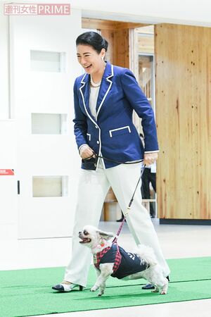 シーズー犬とのお散歩はホワイトで縁どったネイビーのジャケットと白パンツ（9月7日）　撮影／JMPA（伊藤和幸）、JMPA