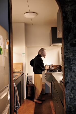 食器棚から引き出し収納に変えた。壁のつり戸棚を減らしたことで壁面がすっきりして、開放感あふれる台所に　写真提供／長谷川潤（書籍『85歳現役、暮らしの中心は台所』より）