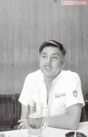 '87年に本誌の取材を受ける宍戸錠さん。机にはビールとタバコが