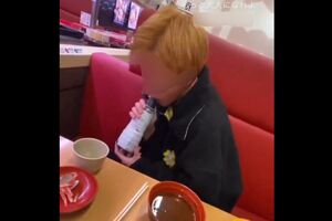 醤油差しを舐める男性（滝沢ガレソ氏ツイッターより、一部編集部加工）