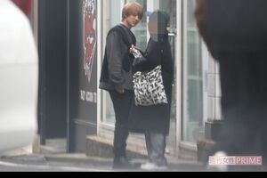 『推しの子』撮影中に休憩する櫻井海音