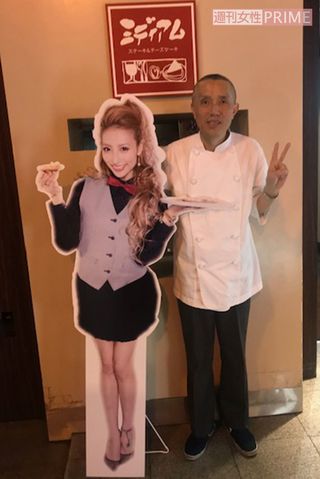 加藤紗里の画像 写真 ステーキ店 ミディアム の店内で加藤紗里の等身大パネルと並ぶ父 正明さん 1枚目 週刊女性prime